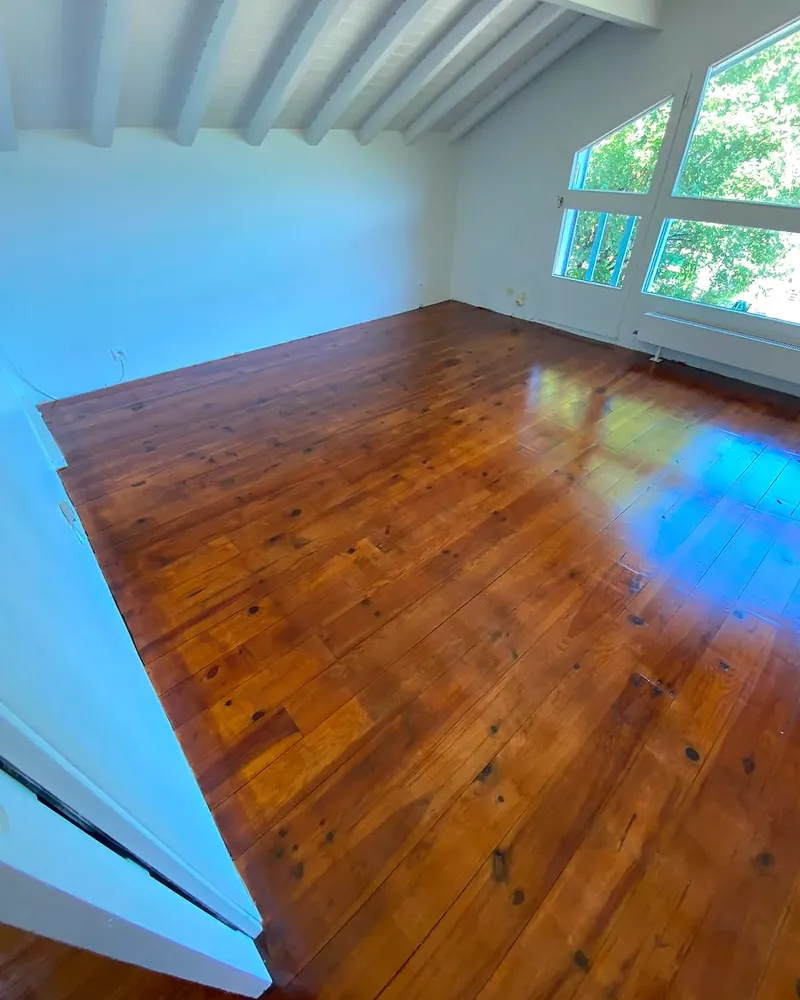 Parquet massif poncé et vitrifié dans une pièce de chalet, finition ROD Peinture